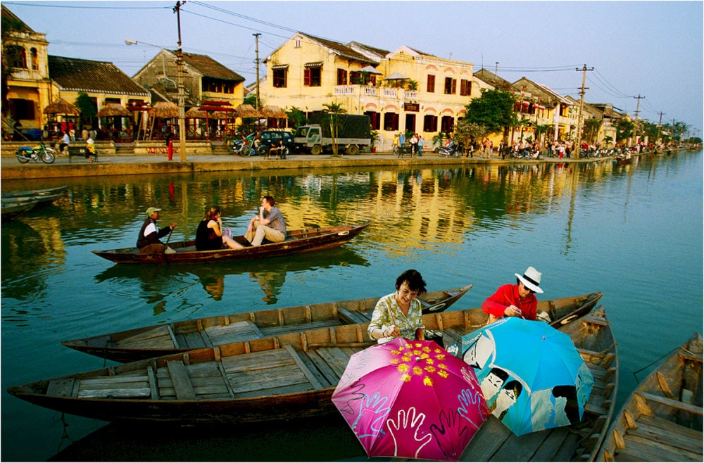 The river’s gentle flow past fields and villages paints a poetic and peaceful natural landscape